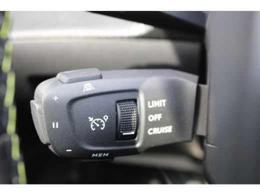 Peugeot 208 1.2 PureTech GT Pack | Achterbank in delen neerklapbaar | Achteruitrijcamera | Airco (automatisch) ActivLease financial lease