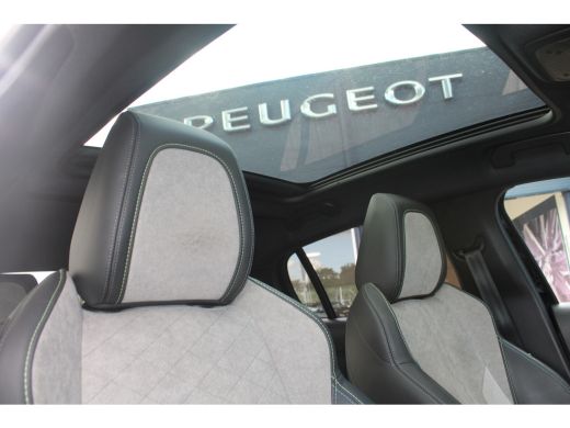 Peugeot 208 1.2 PureTech GT Pack | Achterbank in delen neerklapbaar | Achteruitrijcamera | Airco (automatisch) ActivLease financial lease