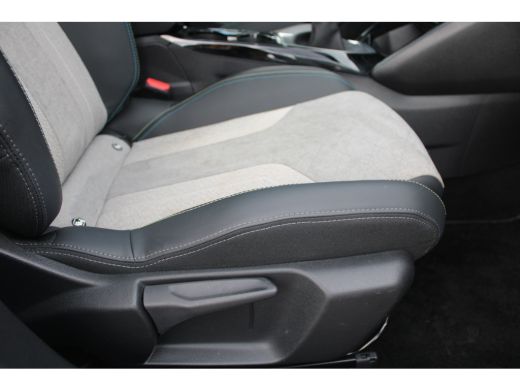 Peugeot 208 1.2 PureTech GT Pack | Achterbank in delen neerklapbaar | Achteruitrijcamera | Airco (automatisch) ActivLease financial lease