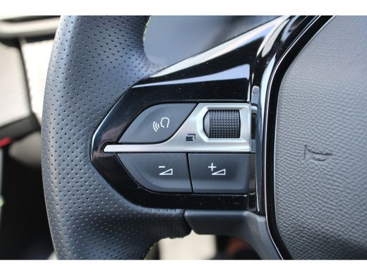 Peugeot 208 1.2 PureTech GT Pack | Achterbank in delen neerklapbaar | Achteruitrijcamera | Airco (automatisch) ActivLease financial lease