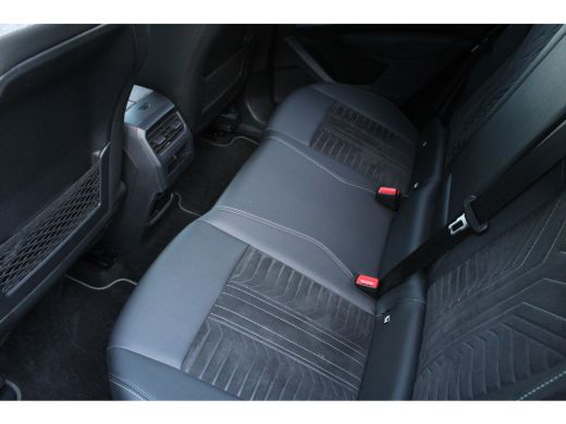 Peugeot 3008 1.2 Hybrid 136 GT | Achterbank in delen neerklapbaar | Achteruitrijcamera | Afwijkende dakkleur ActivLease financial lease