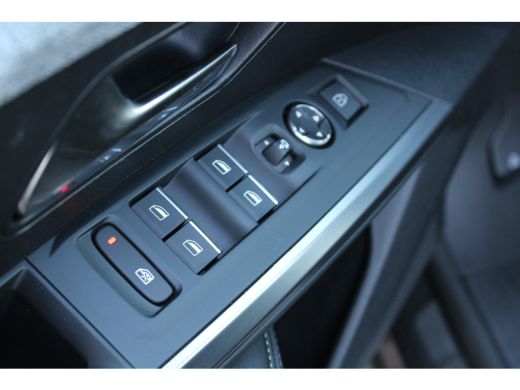 Peugeot 3008 1.2 Hybrid 136 GT | Achterbank in delen neerklapbaar | Achteruitrijcamera | Afwijkende dakkleur ActivLease financial lease