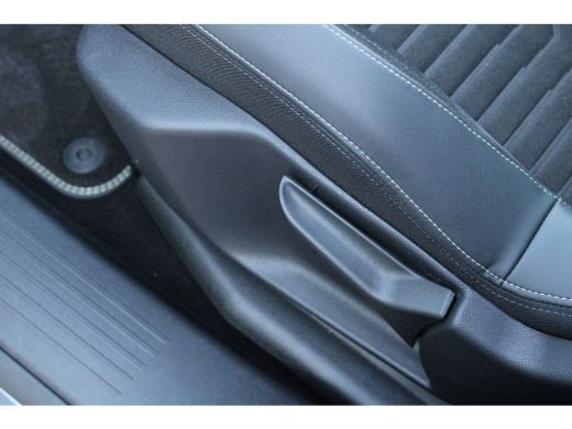Peugeot 3008 1.2 Hybrid 136 GT | Achterbank in delen neerklapbaar | Achteruitrijcamera | Afwijkende dakkleur ActivLease financial lease