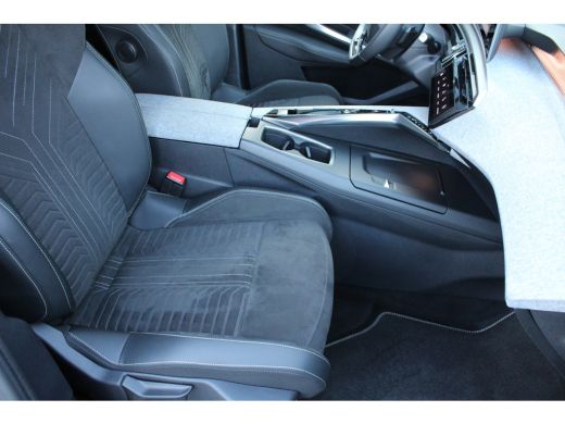 Peugeot 3008 1.2 Hybrid 136 GT | Achterbank in delen neerklapbaar | Achteruitrijcamera | Afwijkende dakkleur ActivLease financial lease