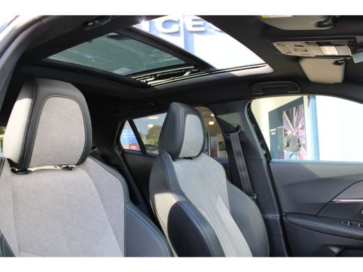 Peugeot e-2008 EV GT 50 kWh | Navigatie | Camera | Panorama/schuifdak | Stoelverwarming | Fase 3 | BTW | ActivLease financial lease
