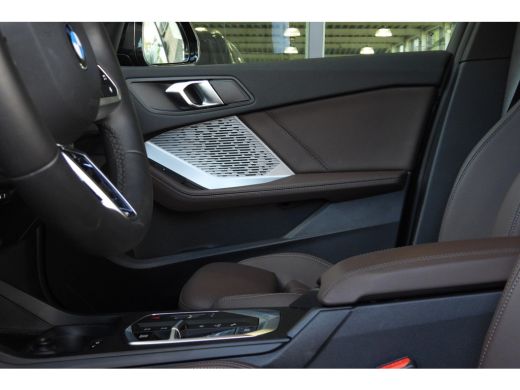 BMW 1 Serie 120 M Sport Automaat / Sportstoelen / Achteruitrijcamera / M Adaptief onderstel / Comfort Access ... ActivLease financial lease