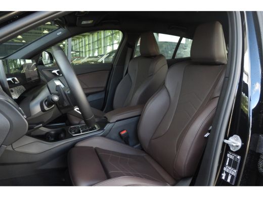 BMW 1 Serie 120 M Sport Automaat / Sportstoelen / Achteruitrijcamera / M Adaptief onderstel / Comfort Access ... ActivLease financial lease