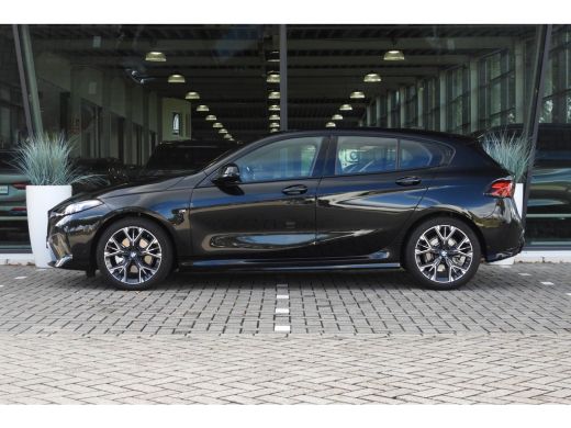 BMW 1 Serie 120 M Sport Automaat / Sportstoelen / Achteruitrijcamera / M Adaptief onderstel / Comfort Access ... ActivLease financial lease