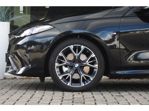 BMW 1 Serie 120 M Sport Automaat / Sportstoelen / Achteruitrijcamera / M Adaptief onderstel / Comfort Access ... ActivLease financial lease