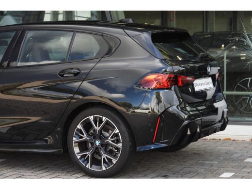 BMW 1 Serie 120 M Sport Automaat / Sportstoelen / Achteruitrijcamera / M Adaptief onderstel / Comfort Access ... ActivLease financial lease