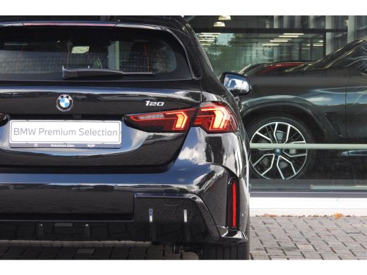 BMW 1 Serie 120 M Sport Automaat / Sportstoelen / Achteruitrijcamera / M Adaptief onderstel / Comfort Access ... ActivLease financial lease
