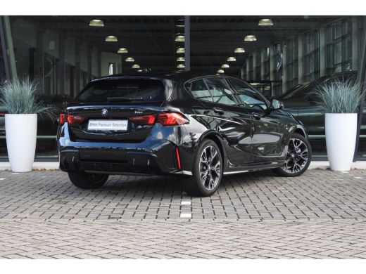 BMW 1 Serie 120 M Sport Automaat / Sportstoelen / Achteruitrijcamera / M Adaptief onderstel / Comfort Access ... ActivLease financial lease