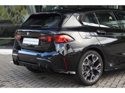 BMW 1 Serie 120 M Sport Automaat / Sportstoelen / Achteruitrijcamera / M Adaptief onderstel / Comfort Access ... ActivLease financial lease
