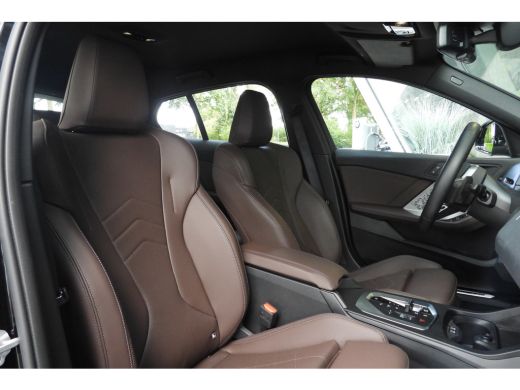 BMW 1 Serie 120 M Sport Automaat / Sportstoelen / Achteruitrijcamera / M Adaptief onderstel / Comfort Access ... ActivLease financial lease