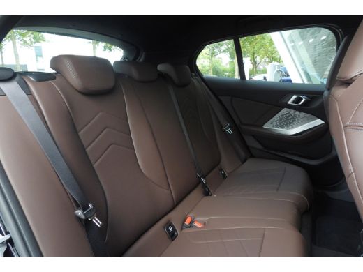 BMW 1 Serie 120 M Sport Automaat / Sportstoelen / Achteruitrijcamera / M Adaptief onderstel / Comfort Access ... ActivLease financial lease