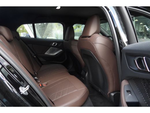 BMW 1 Serie 120 M Sport Automaat / Sportstoelen / Achteruitrijcamera / M Adaptief onderstel / Comfort Access ... ActivLease financial lease