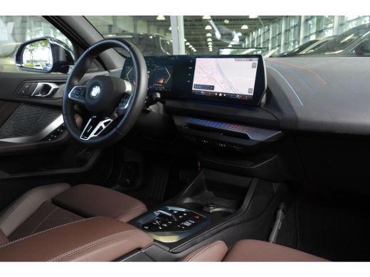 BMW 1 Serie 120 M Sport Automaat / Sportstoelen / Achteruitrijcamera / M Adaptief onderstel / Comfort Access ... ActivLease financial lease