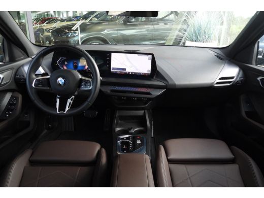 BMW 1 Serie 120 M Sport Automaat / Sportstoelen / Achteruitrijcamera / M Adaptief onderstel / Comfort Access ... ActivLease financial lease