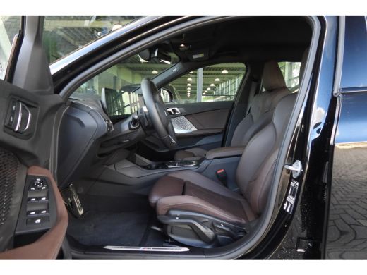 BMW 1 Serie 120 M Sport Automaat / Sportstoelen / Achteruitrijcamera / M Adaptief onderstel / Comfort Access ... ActivLease financial lease