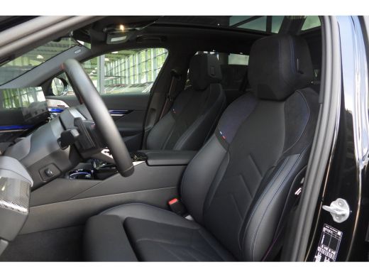 BMW i5 M60 xDrive M Sport / Panoramadak / Adaptief onderstel / Stoelventilatie / Parking Assistant Profe... ActivLease financial lease