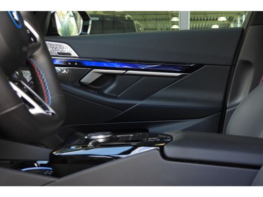 BMW i5 M60 xDrive M Sport / Panoramadak / Adaptief onderstel / Stoelventilatie / Parking Assistant Profe... ActivLease financial lease