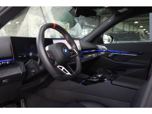 BMW i5 M60 xDrive M Sport / Panoramadak / Adaptief onderstel / Stoelventilatie / Parking Assistant Profe... ActivLease financial lease