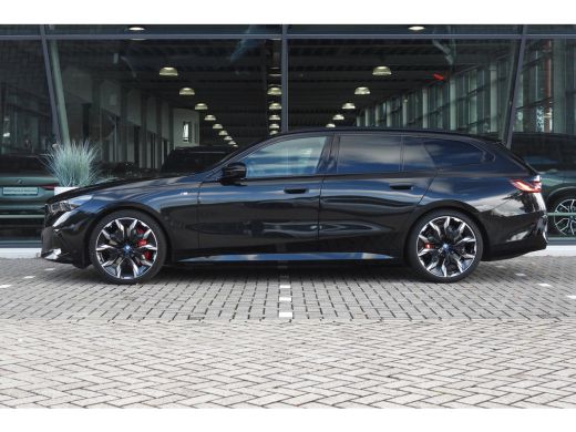 BMW i5 M60 xDrive M Sport / Panoramadak / Adaptief onderstel / Stoelventilatie / Parking Assistant Profe... ActivLease financial lease