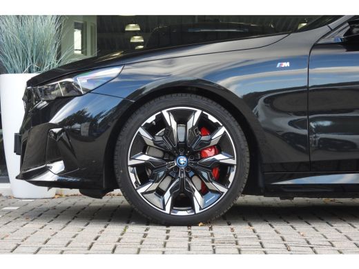 BMW i5 M60 xDrive M Sport / Panoramadak / Adaptief onderstel / Stoelventilatie / Parking Assistant Profe... ActivLease financial lease