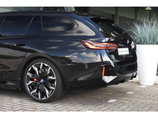 BMW i5 M60 xDrive M Sport / Panoramadak / Adaptief onderstel / Stoelventilatie / Parking Assistant Profe... ActivLease financial lease