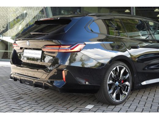 BMW i5 M60 xDrive M Sport / Panoramadak / Adaptief onderstel / Stoelventilatie / Parking Assistant Profe... ActivLease financial lease