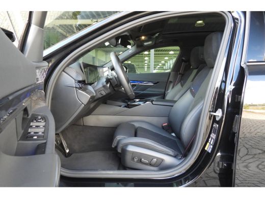 BMW i5 M60 xDrive M Sport / Panoramadak / Adaptief onderstel / Stoelventilatie / Parking Assistant Profe... ActivLease financial lease