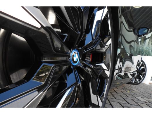 BMW i5 M60 xDrive M Sport / Panoramadak / Adaptief onderstel / Stoelventilatie / Parking Assistant Profe... ActivLease financial lease