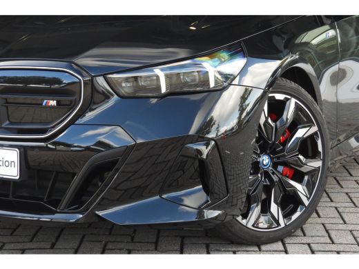 BMW i5 M60 xDrive M Sport / Panoramadak / Adaptief onderstel / Stoelventilatie / Parking Assistant Profe... ActivLease financial lease