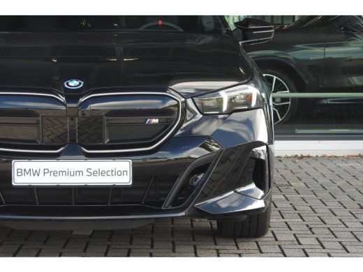 BMW i5 M60 xDrive M Sport / Panoramadak / Adaptief onderstel / Stoelventilatie / Parking Assistant Profe... ActivLease financial lease