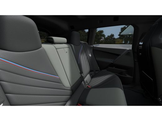 BMW iX xDrive60 M Sport / Panoramadak / Trekhaak / Soft-Close / Stoelventilatie / Adaptief onderstel / B... ActivLease financial lease