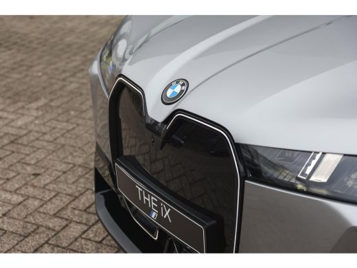 BMW iX xDrive60 M Sport / Panoramadak / Trekhaak / Soft-Close / Stoelventilatie / Adaptief onderstel / B... ActivLease financial lease