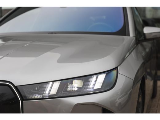 BMW iX xDrive60 M Sport / Panoramadak / Trekhaak / Soft-Close / Stoelventilatie / Adaptief onderstel / B... ActivLease financial lease