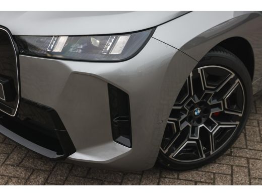 BMW iX xDrive60 M Sport / Panoramadak / Trekhaak / Soft-Close / Stoelventilatie / Adaptief onderstel / B... ActivLease financial lease