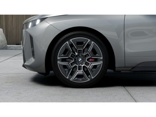 BMW iX xDrive60 M Sport / Panoramadak / Trekhaak / Soft-Close / Stoelventilatie / Adaptief onderstel / B... ActivLease financial lease