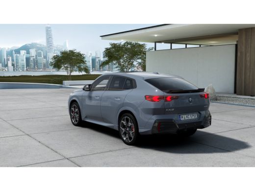 BMW iX2 eDrive20 M Sport / Panoramadak / Sportstoelen / Achteruitrijcamera / M Adaptief onderstel / Adapt... ActivLease financial lease