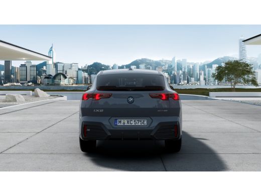 BMW iX2 eDrive20 M Sport / Panoramadak / Sportstoelen / Achteruitrijcamera / M Adaptief onderstel / Adapt... ActivLease financial lease
