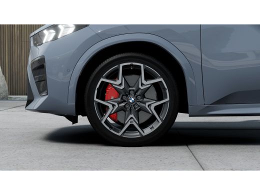 BMW iX2 eDrive20 M Sport / Panoramadak / Sportstoelen / Achteruitrijcamera / M Adaptief onderstel / Adapt... ActivLease financial lease