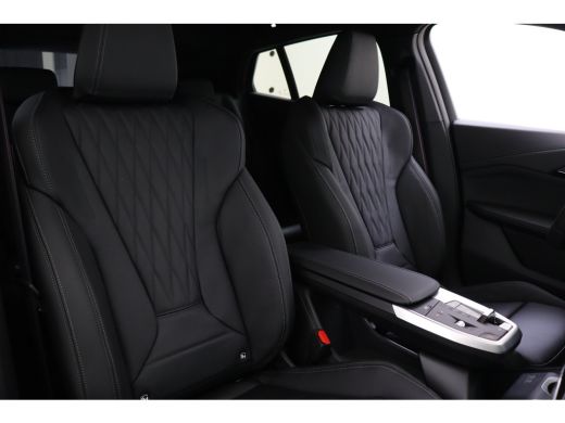 BMW iX2 eDrive20 M Sport / Panoramadak / Trekhaak / Sportstoelen / M Adaptief onderstel / Comfort Access ... ActivLease financial lease