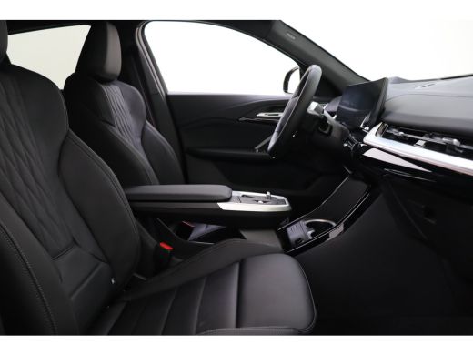 BMW iX2 eDrive20 M Sport / Panoramadak / Trekhaak / Sportstoelen / M Adaptief onderstel / Comfort Access ... ActivLease financial lease
