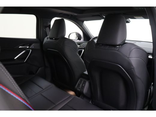 BMW iX2 eDrive20 M Sport / Panoramadak / Trekhaak / Sportstoelen / M Adaptief onderstel / Comfort Access ... ActivLease financial lease