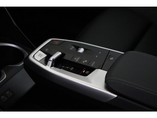 BMW iX2 eDrive20 M Sport / Panoramadak / Trekhaak / Sportstoelen / M Adaptief onderstel / Comfort Access ... ActivLease financial lease