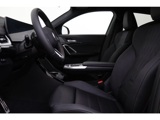 BMW iX2 eDrive20 M Sport / Panoramadak / Trekhaak / Sportstoelen / M Adaptief onderstel / Comfort Access ... ActivLease financial lease
