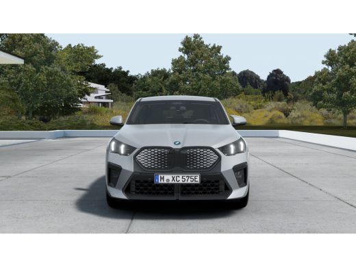 BMW iX2 eDrive20 M Sport / Trekhaak / Sportstoelen / Achteruitrijcamera / M Adaptief onderstel / Comfort ... ActivLease financial lease