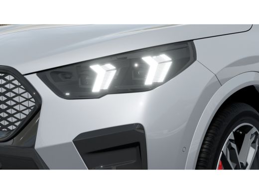 BMW iX2 eDrive20 M Sport / Trekhaak / Sportstoelen / Achteruitrijcamera / M Adaptief onderstel / Comfort ... ActivLease financial lease