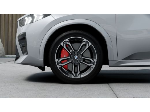 BMW iX2 eDrive20 M Sport / Trekhaak / Sportstoelen / Achteruitrijcamera / M Adaptief onderstel / Comfort ... ActivLease financial lease